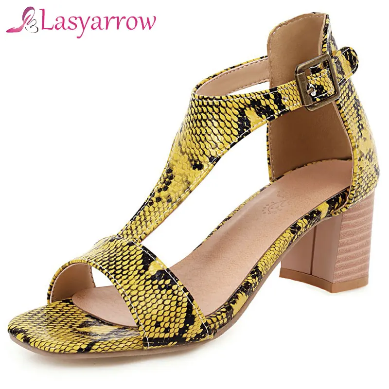 

Сандалии Lasyarrow женские, повседневные босоножки на высоком квадратном каблуке, со змеиной пряжкой, в европейском стиле, большие размеры 33-46, л...