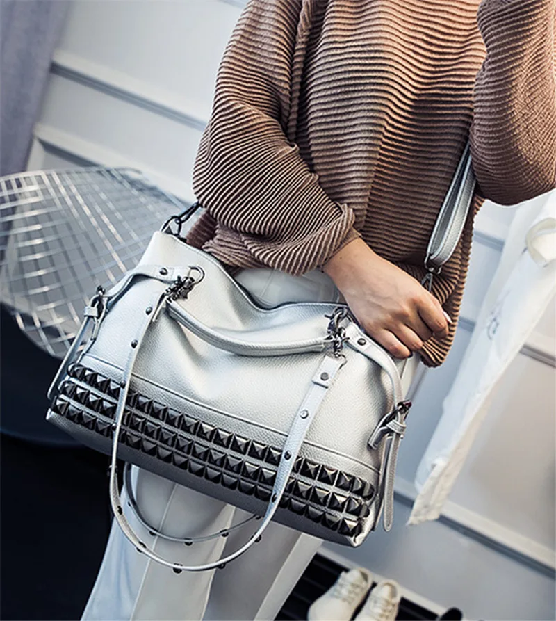 

2021 Hot Women New Arrival Messenger Bags Retro Tote Punk Rivet Shoulder Handbag High Quality Female Crossbody Large Capacity