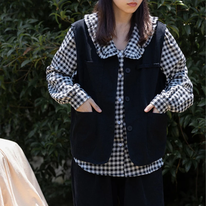 Жилет женский однотонный без рукавов с несколькими карманами однобортный |