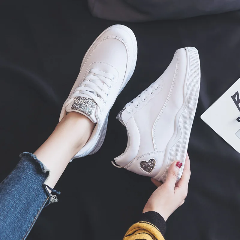 Модные женские кроссовки из искусственной кожи с сердечками Белые туфли на