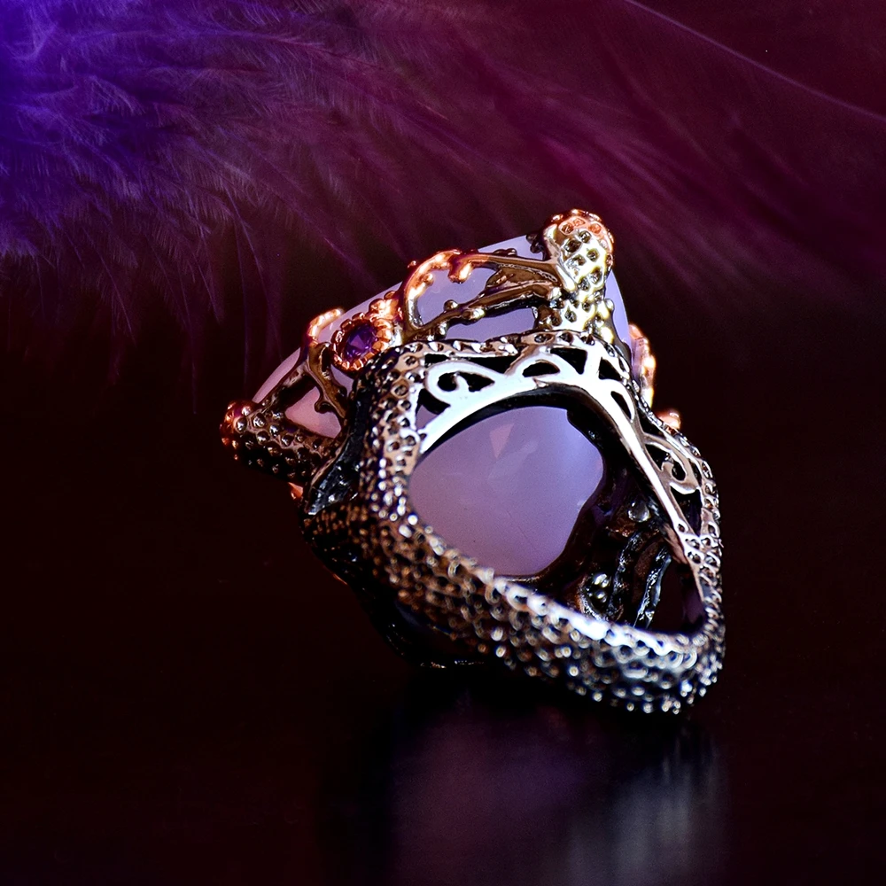 Высококачественное кольцо с розовым камнем черного и золотого цвета без свинца