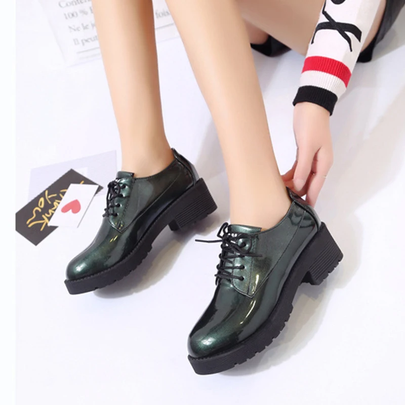 Нескользящая обувь из лакированной кожи с круглым носком женская на толстой