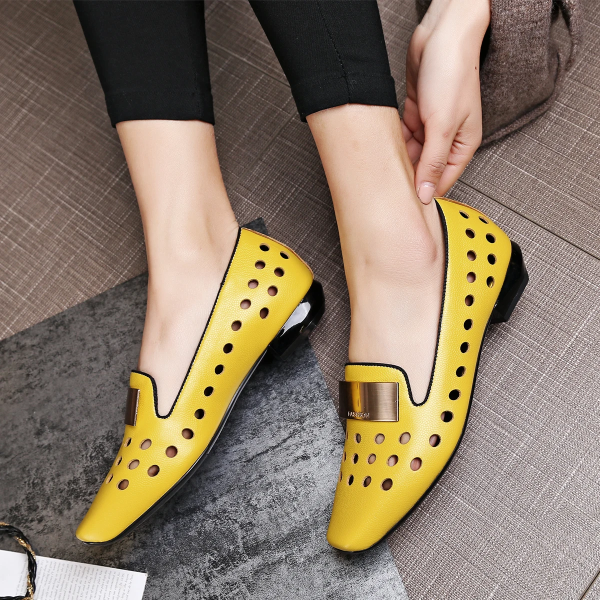 Туфли-лодочки женские с вырезами заостренный носок высокий каблук 3 см модные