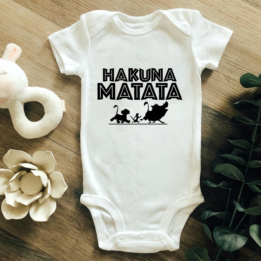 

Универсальный комбинезон HAKUNA MATATA с принтом для новорожденных, повседневная одежда для малышей, летняя одежда, Модное детское боди «Король Л...