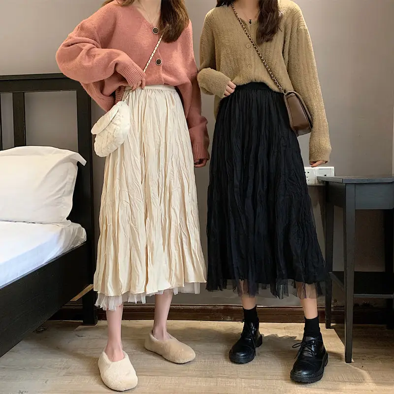

Irregular pleated medium length A-line skirt on both sides