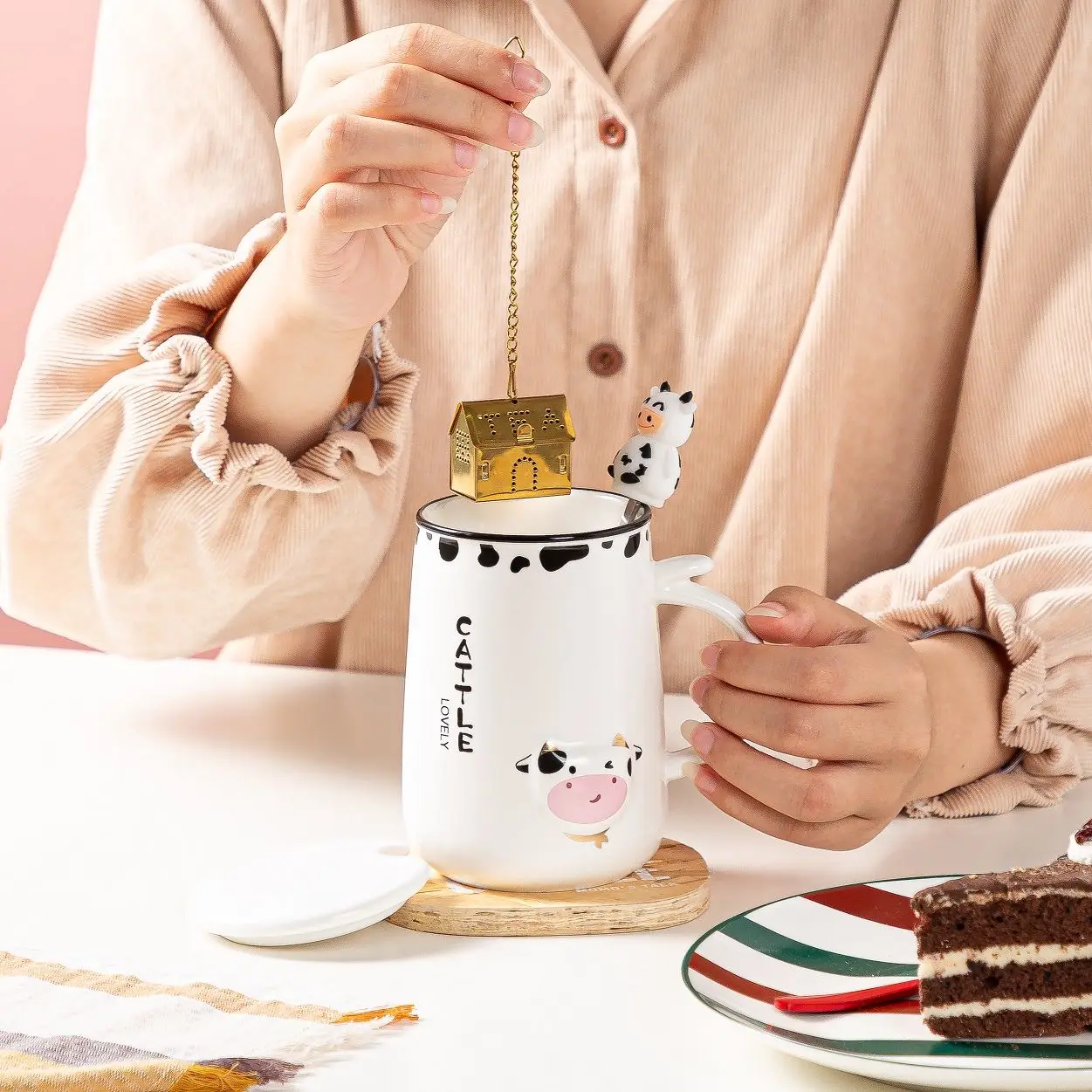 

Creative Ceramic Coffee Mug Cartoon cow Q Styles Mugs With Cover and Spoon Mugs Cup large capacity Water cup Kitchen Tool Gift