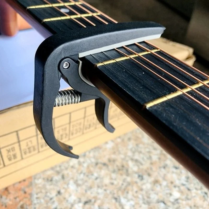 Plastic Guitar Capo Is Super Easy To Use, Suitable for 6-str