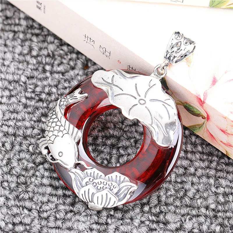 

Подвеска-цепочка из серебра 925 пробы с желтым и белым халцедоном, гранатом, красным карпом, лотосом, зеленым агатом