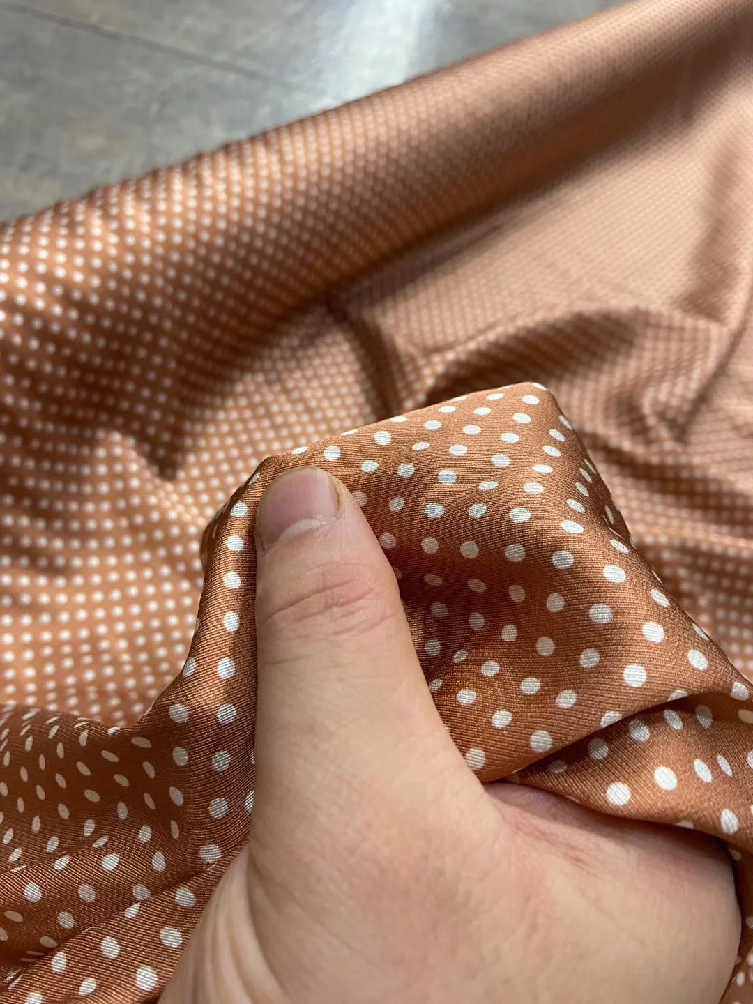 

New product 21 Mumi stretch silk printed fabric caramel color bottom white polka dot fabric mulberry silk cloth shirt dress