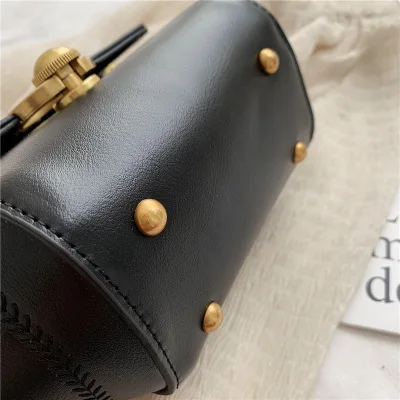 Мини-сумка женская с волнистой цепочкой модный мессенджер в стиле high sense