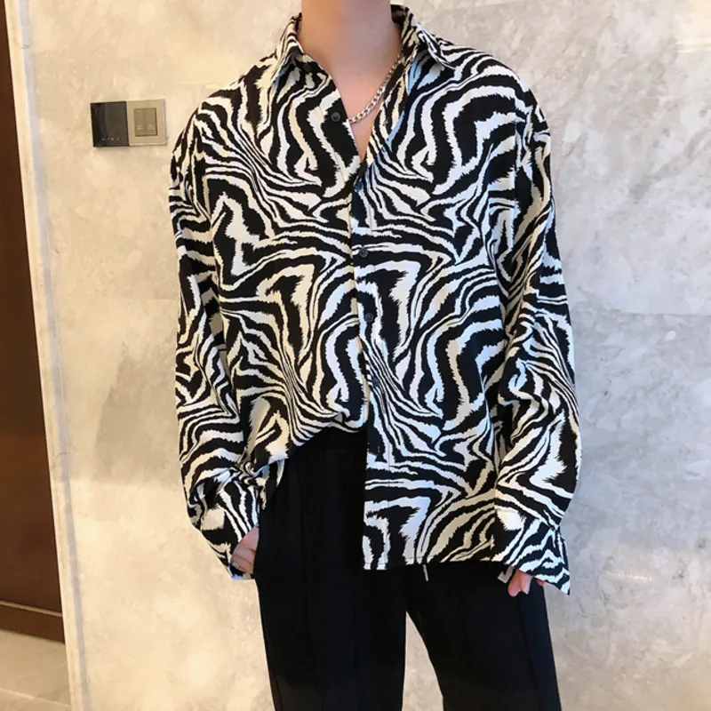 

2021 Men Zebra Stripe Print Loose Shirt Male Dovetail Hem Design Shirt For Man Trend Brand Fashion Korean Shirt Stage Clothing