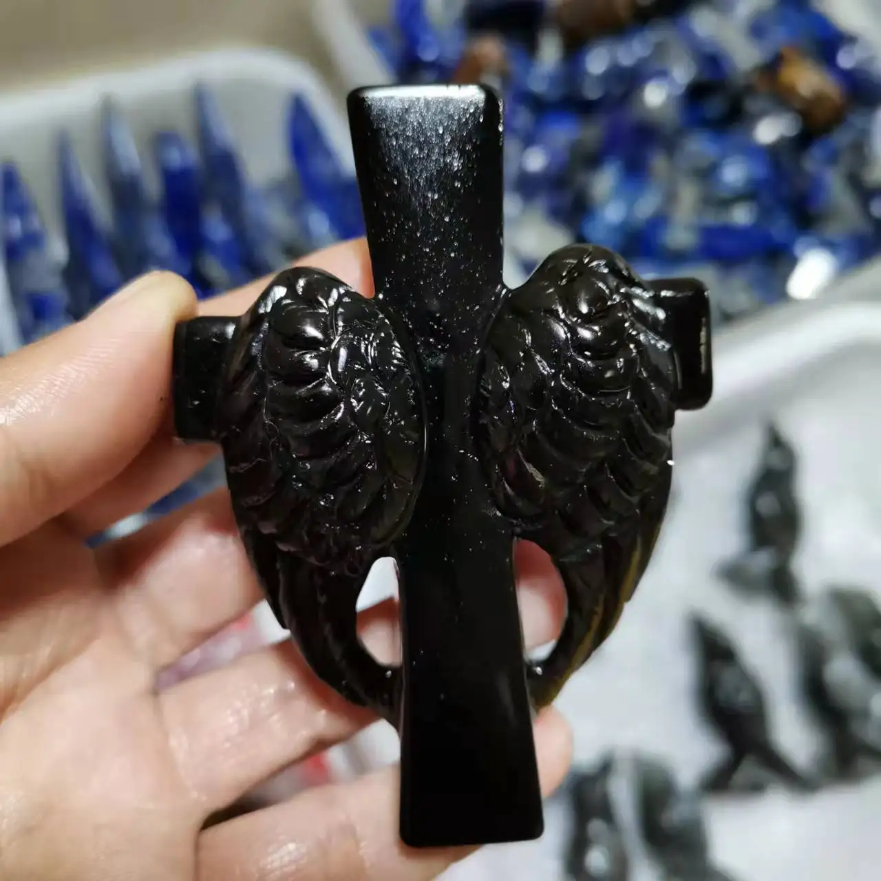 

Фигурка из натурального золотого обсидиана, ручная работа, крест с крыльями ангела, черный обсидиан