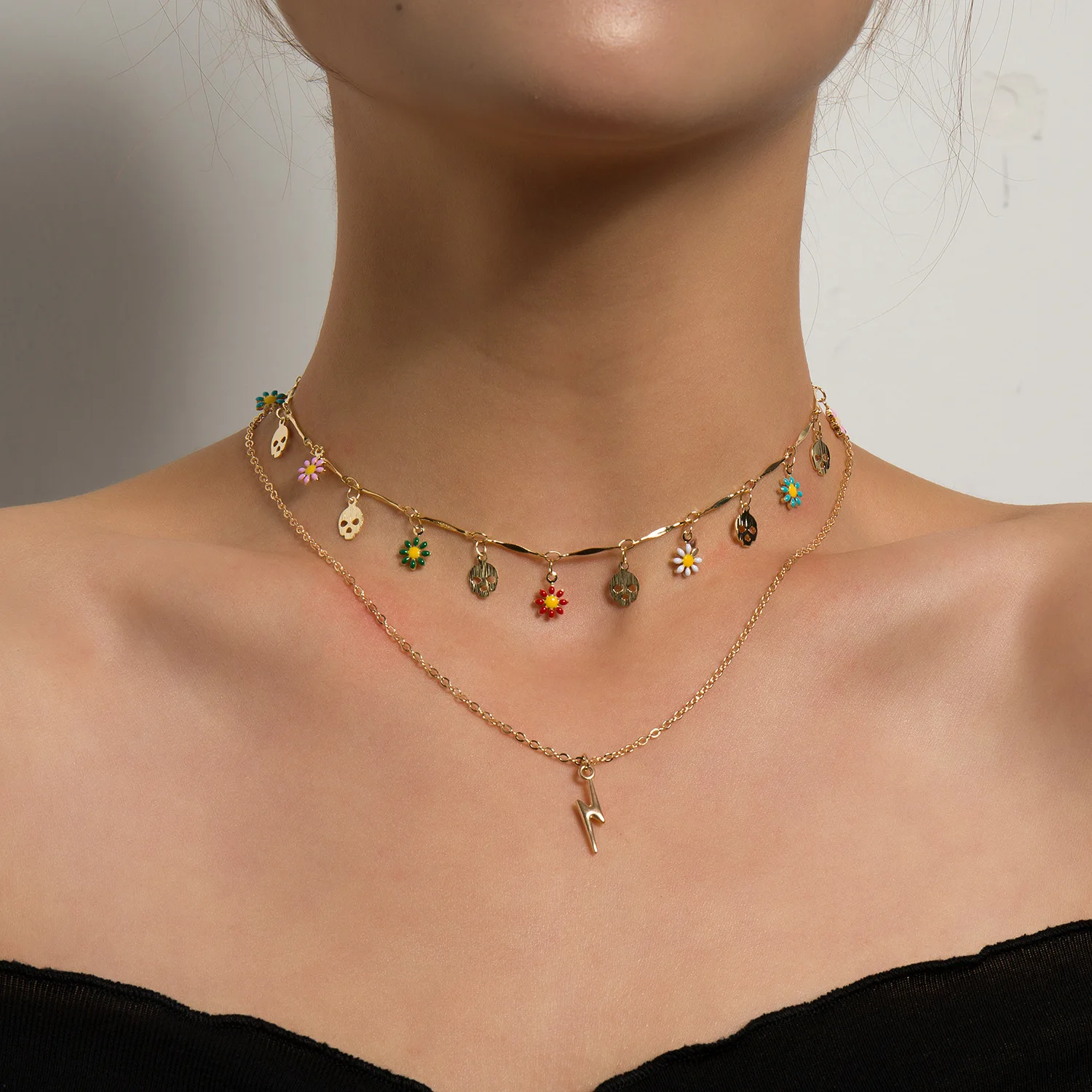 

2021 New Fashion Multilayer Creative Alloy Lightning Pendant, Skull Metal Sheet Dripping Glaze Daisy Necklace