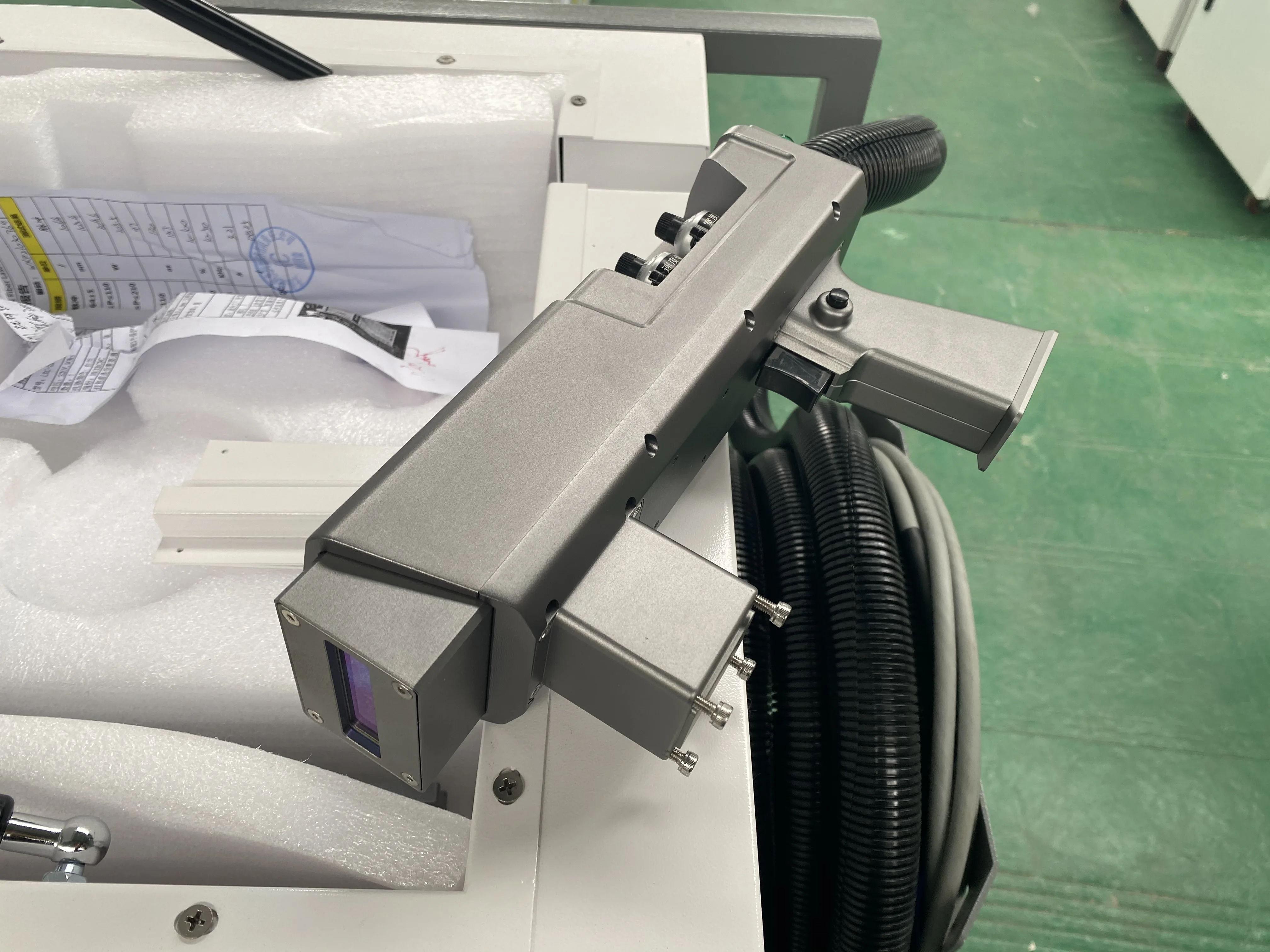 Машина для очистки Волоконным лазером автомобильных деталей масляная краска