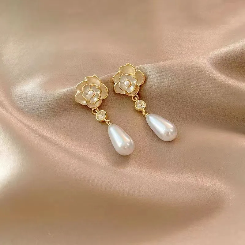 

High-quality Temperament Retro Pearl Camellia Earrings Female Niche Design Light Luxury Atmosphere Earrings Jewelry