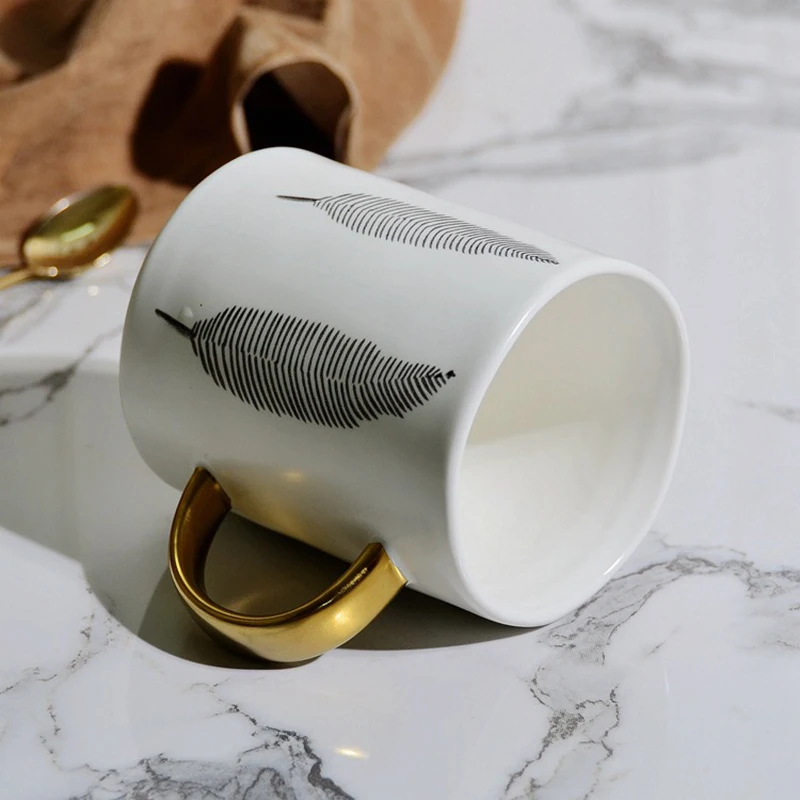 Кружка кофейная с золотистой ручкой и узором в виде перьев креативная посуда для