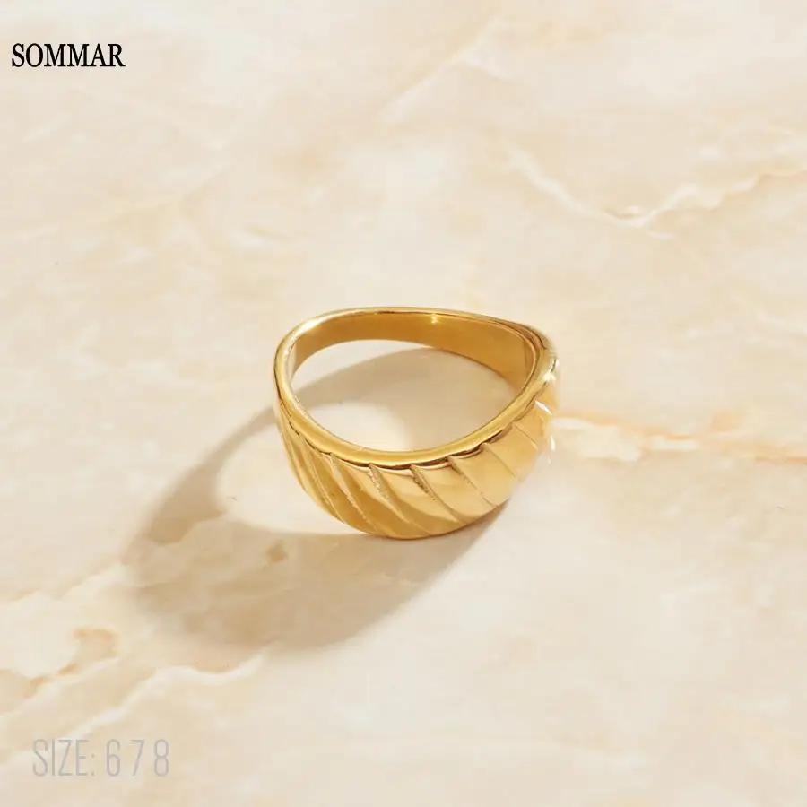 Кольцо женское с золотым наполнителем 18 карат в европейском стиле SOMMAR тренд 2020 |