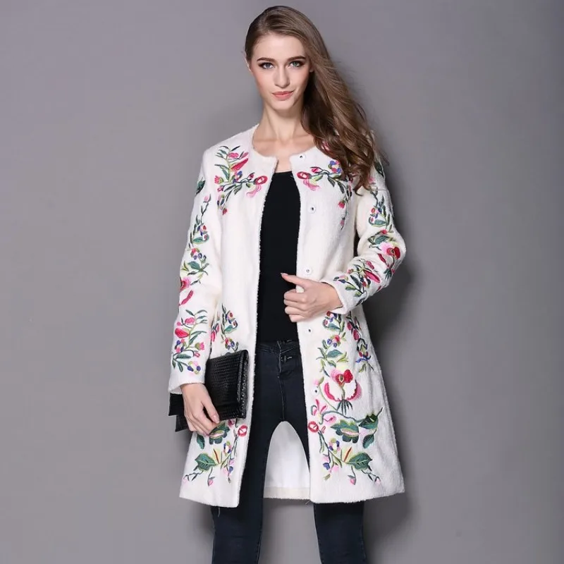 Женское шерстяное пальто с вышивкой длинное приталенное в этническом стиле