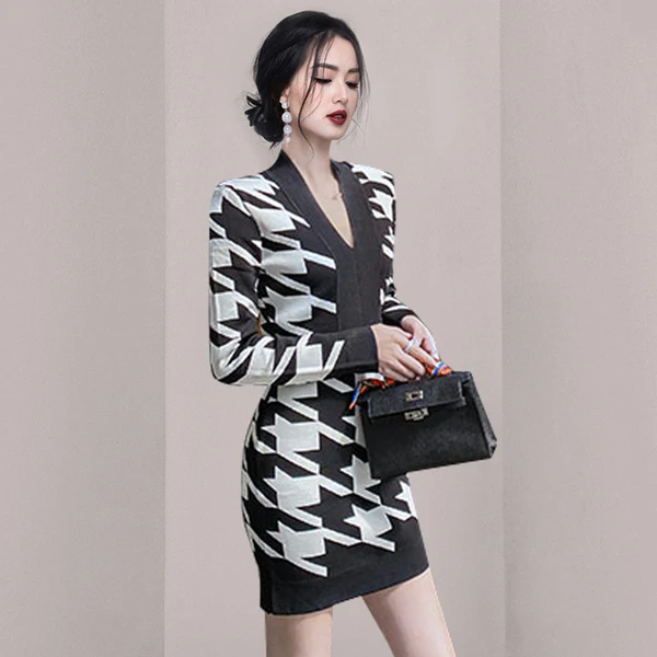 Платье-футляр трикотажное с длинным рукавом и V-образным вырезом Осень-зима 2021 |