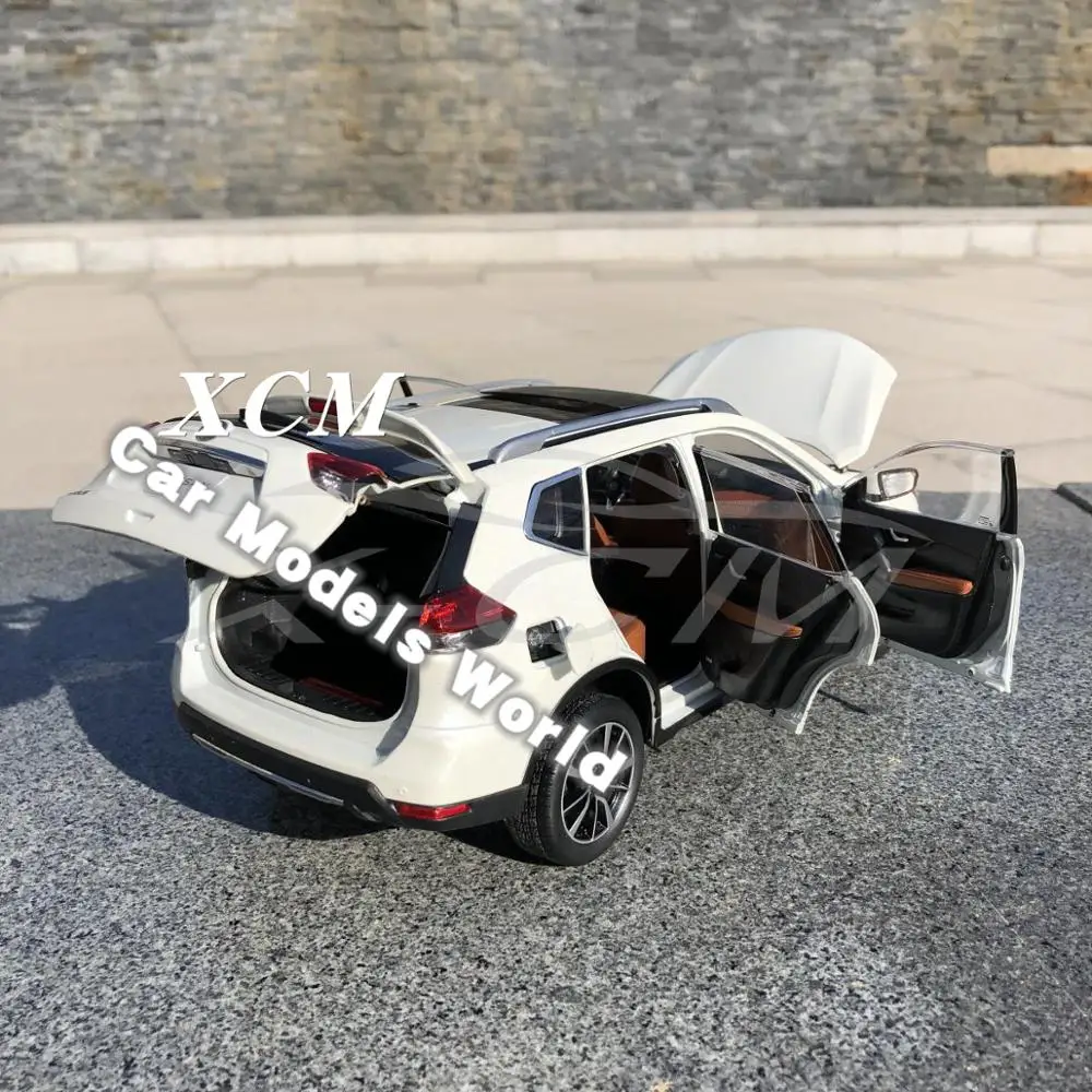 Литая модель автомобиля для изгой 1:18 (белый) + маленький подарок! |