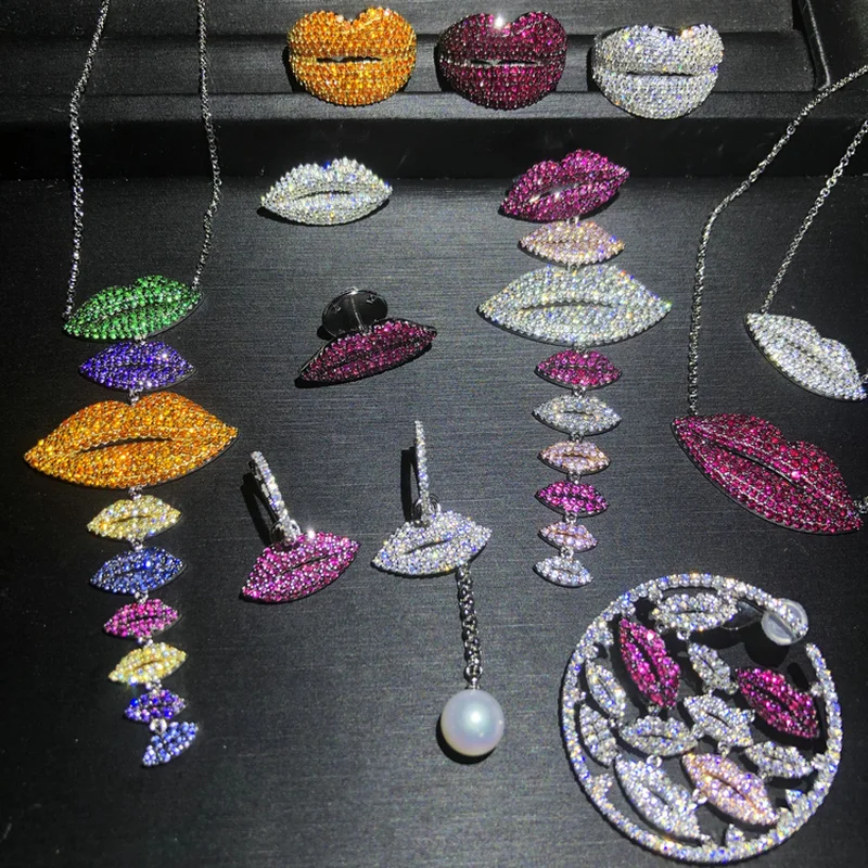 Серебряные разноцветные асимметричные серьги из серии губ с бриллиантами и