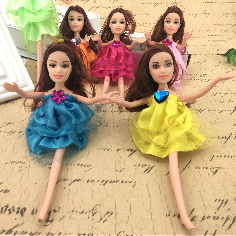 Детская кукла игрушка маленькая девочка милая принцесса держит куклу подарок на