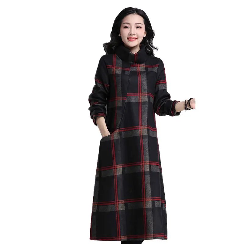 Зимнее женское длинное платье винтажное вельветовое в клетку с высоким