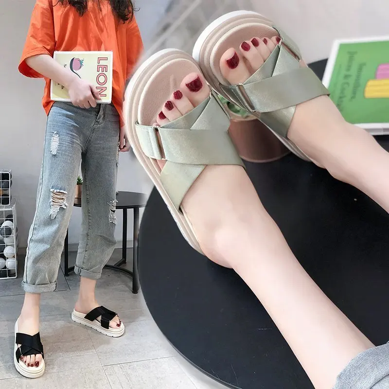 

Летние удобные женские сандалии и тапочки для отдыха, новинка 2021, удобные шлепанцы на толстой подошве в сказочном стиле, трендовые женские т...