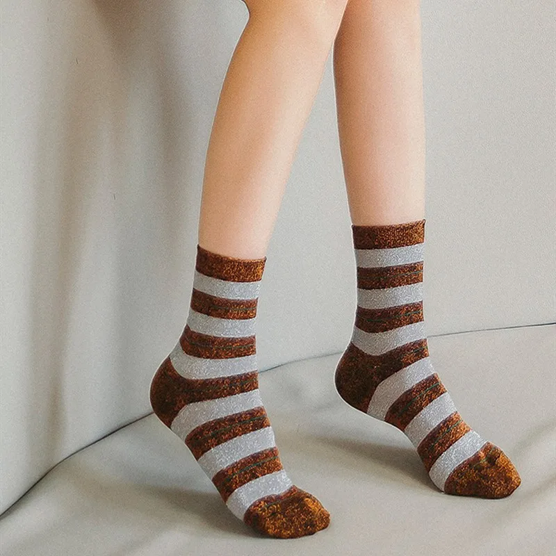 Серебристые золотистые шелковые полосатые блестящие короткие носки женские
