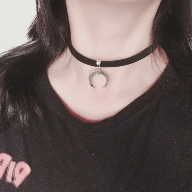 

Dark Girl Retro Crescent Pendant Flannel Choker Necklace for Women Moon Clavicle Chain Neck Chain Collar Fashion Jewelry Gifts
