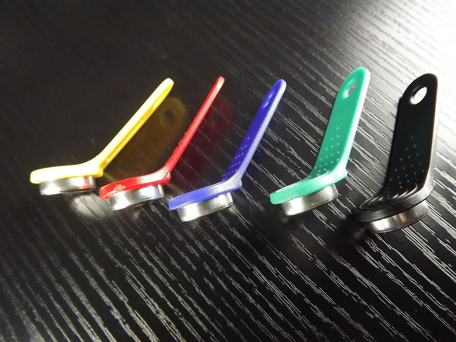 

5Pcs All Kinds 5 Colors DS 1990A-F5 TM Card iButton Tag wall-mounted holder