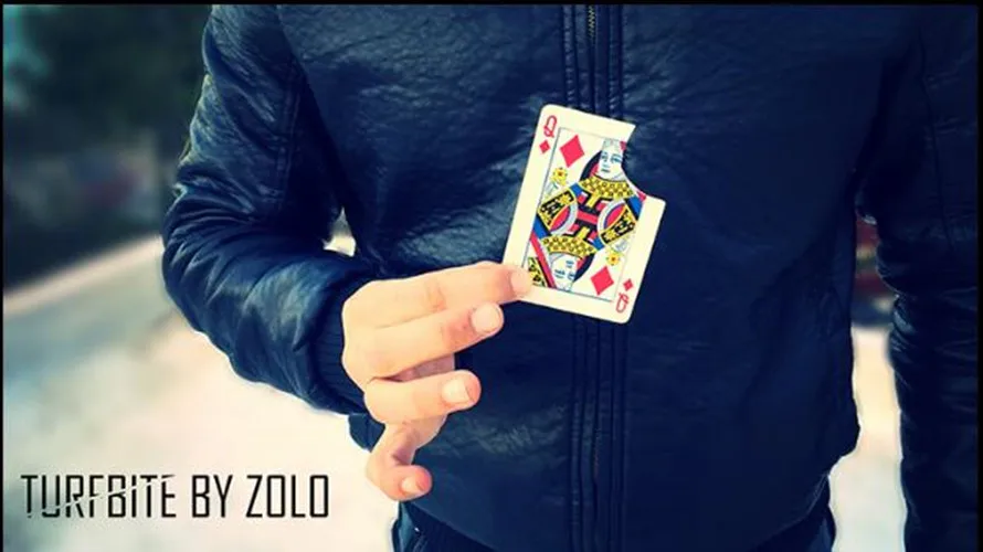 

Turfbite by Zolo (Gimmicks and Online Instructions),Card Magic Trick,Fun,Illusion,Close up magic,mentalism,street magia,toys
