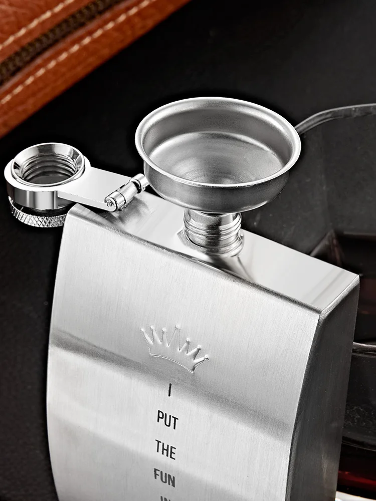 

Stainless Steel Flat Hip Flasks Personalized Woman Creative Whiskey Bottle Hip Flask Mens Gifts Cantimplora Drinkware DF50JH