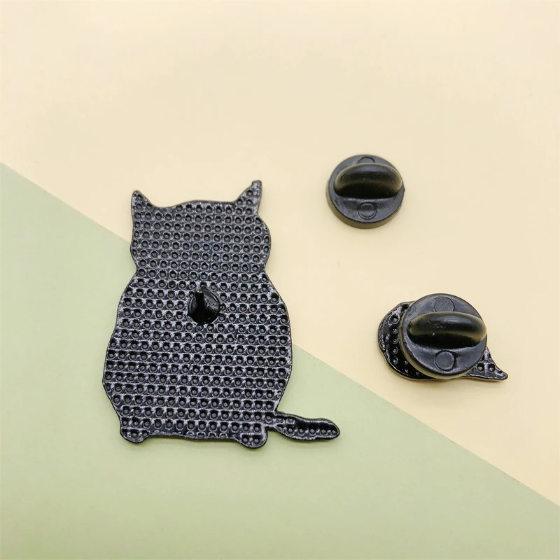 Эмалированная брошь в форме сердца с розовыми сердечками из мультфильма на заказ