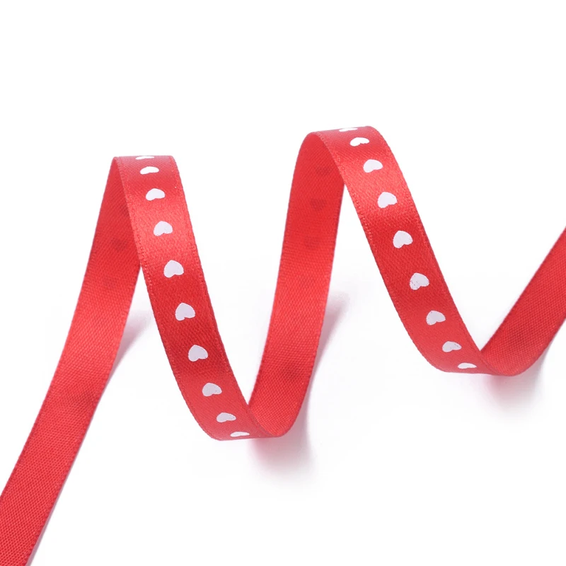 Атласная лента с красным узором в виде сердца отлично подходит для упаковки