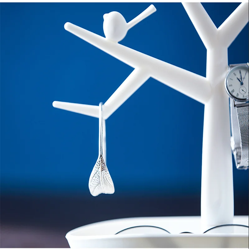 Небольшая деревянная стойка для хранения в скандинавском стиле элегантные