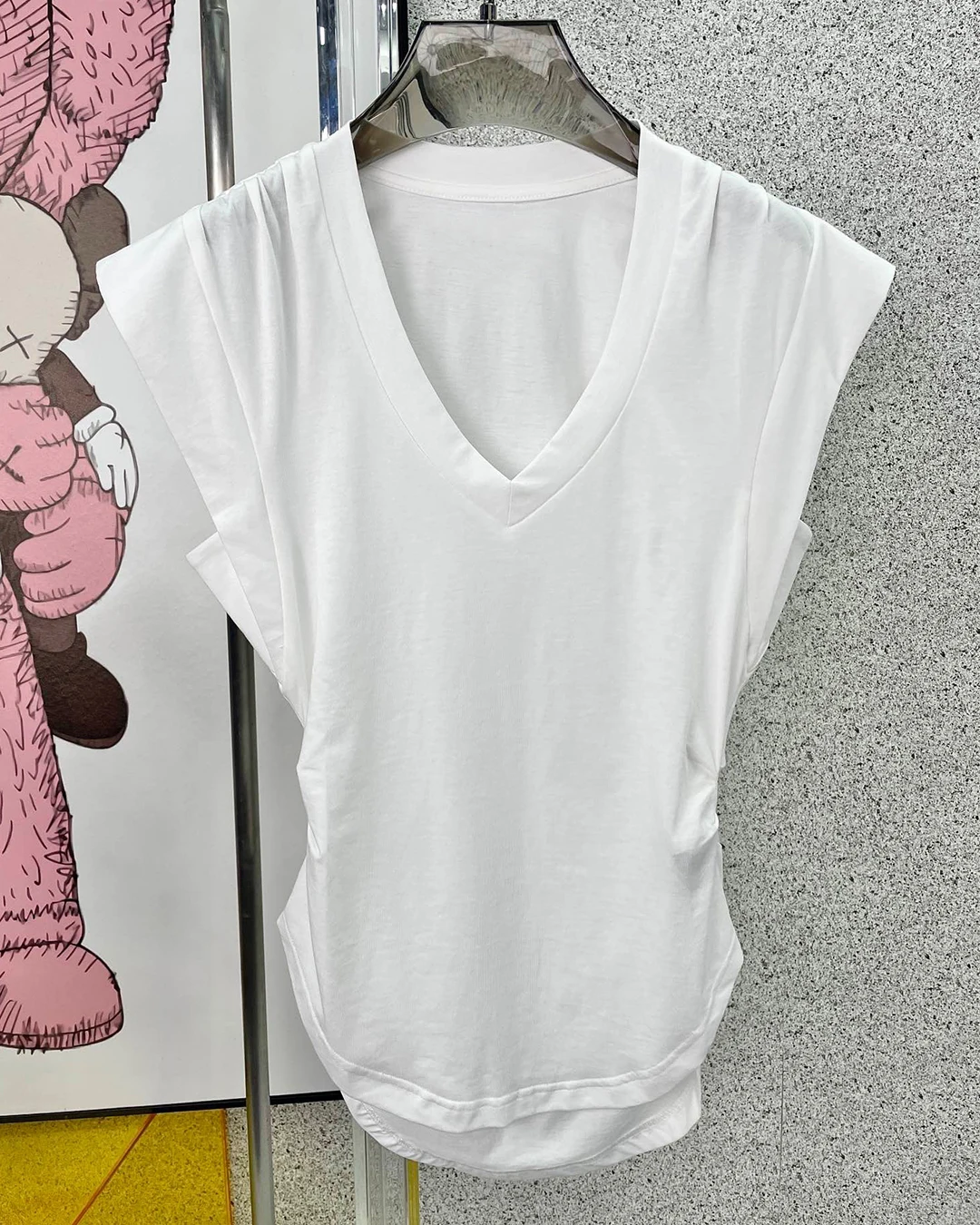 Женская белая футболка без рукавов с V-образным вырезом тонкая плиссированная