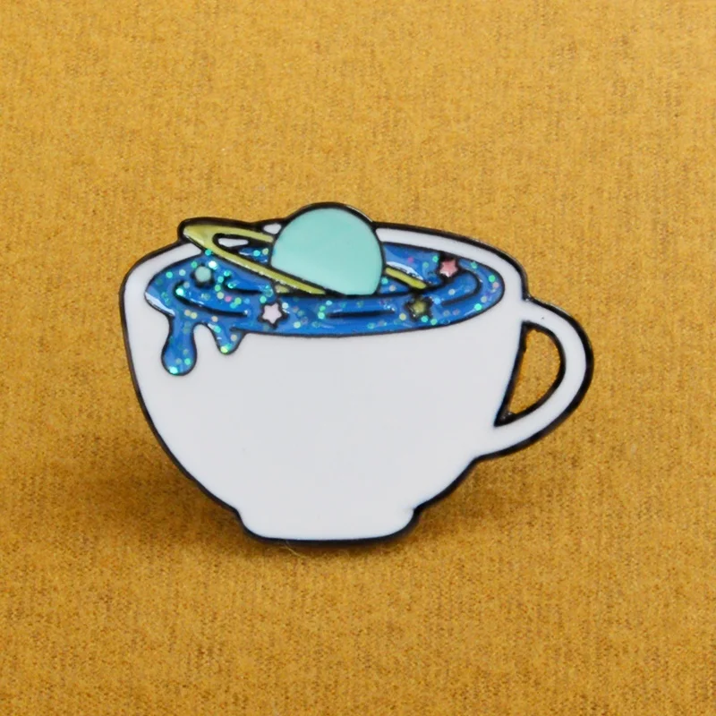 Белая космическая чашка полная синего звездного Сатурна бегущая брошь личность