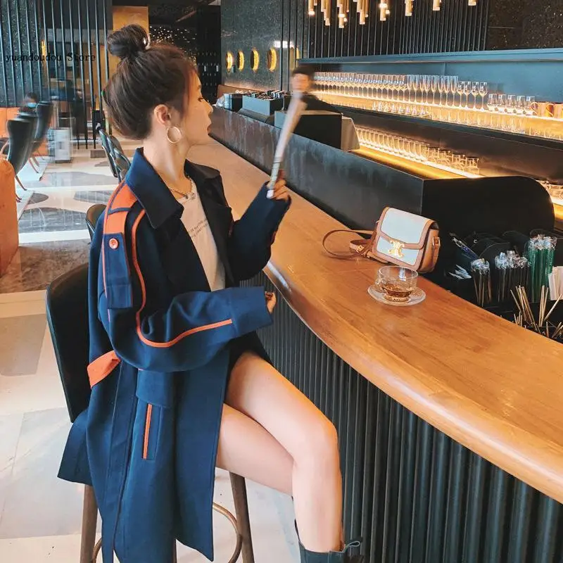 Ветровка выше колена на шнуровке с отложным воротником