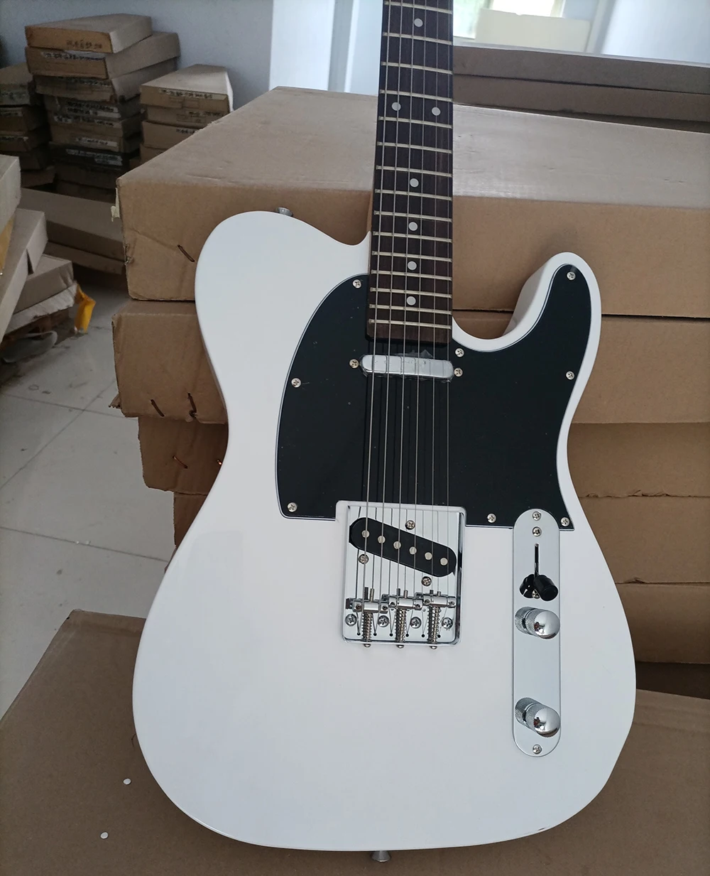Бесплатная доставка 6 струн белая электрическая гитара с Черной головкой