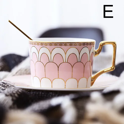 

Керамические чашки и блюдца для послеобеденного черного чая, кофейная чашка из костяного фарфора с подносом, фарфоровый набор посуды для на...