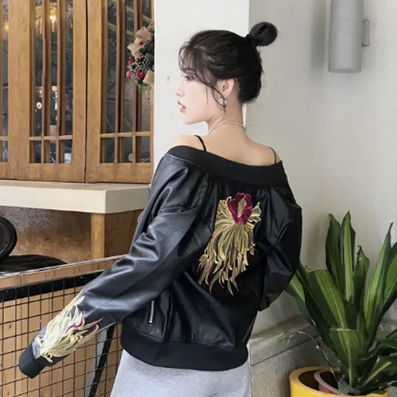 Женская кожаная куртка с цветочной вышивкой сезон весна осень Черная из