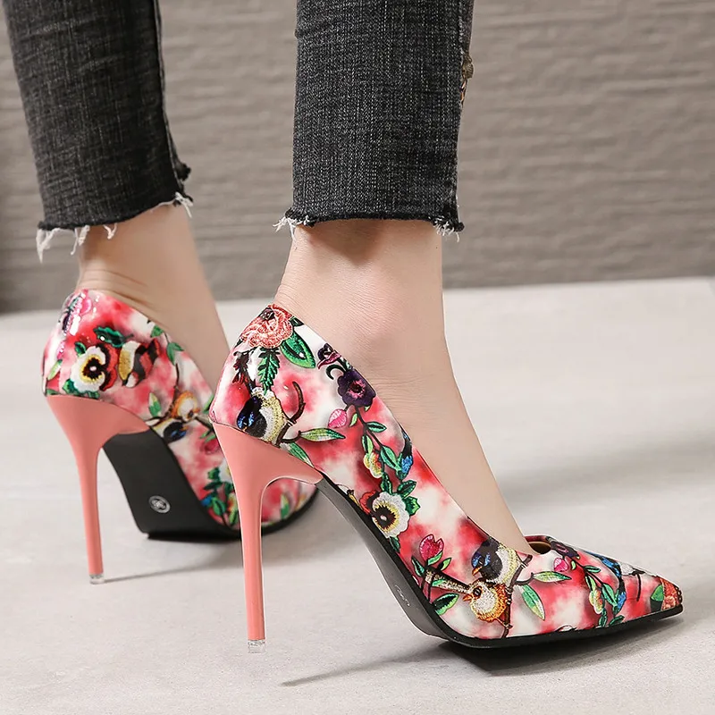 Туфли женские с острым носком мягкая кожа высокий каблук цветочный узор