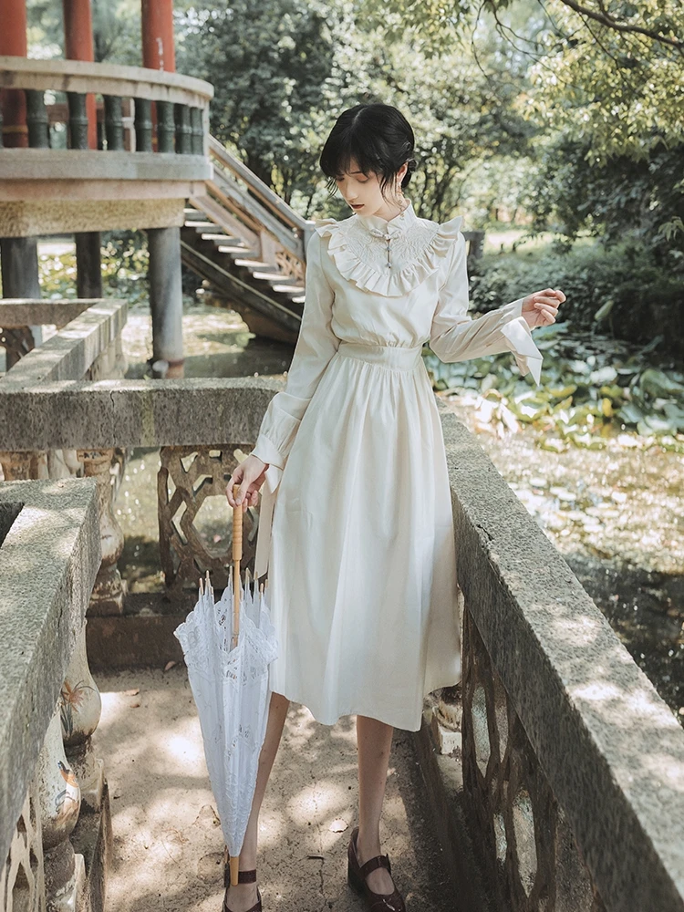Женское белое платье с вышивкой маленькое милое во французском ретро стиле