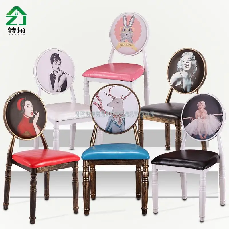 Обеденный стул для одного человека с антикварной мебелью |