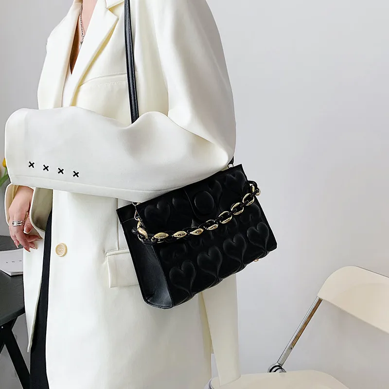 

High-quality Texture Heart-shaped Embossed Small Bag Female Bag 2021 Winter New Thick Chain Single-shoulder Messenger Bag