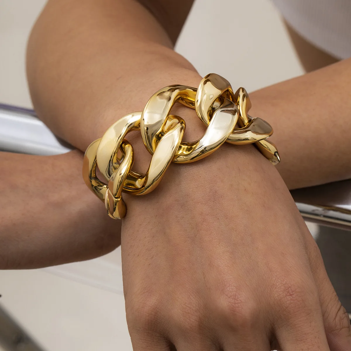Bracelet de chaîne à maillons épais  rétro  Simple  Hip Hop  pour femmes  matériau CCB exagéré  Cool