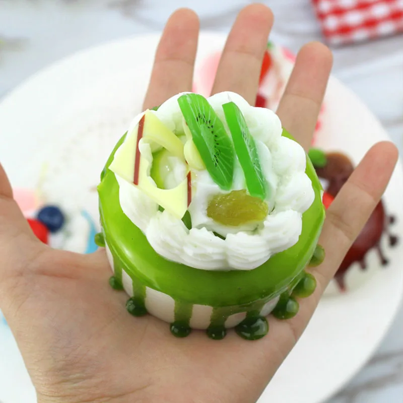 Искусственный десерт маленькие пирожные искусственное украшение еды фотография