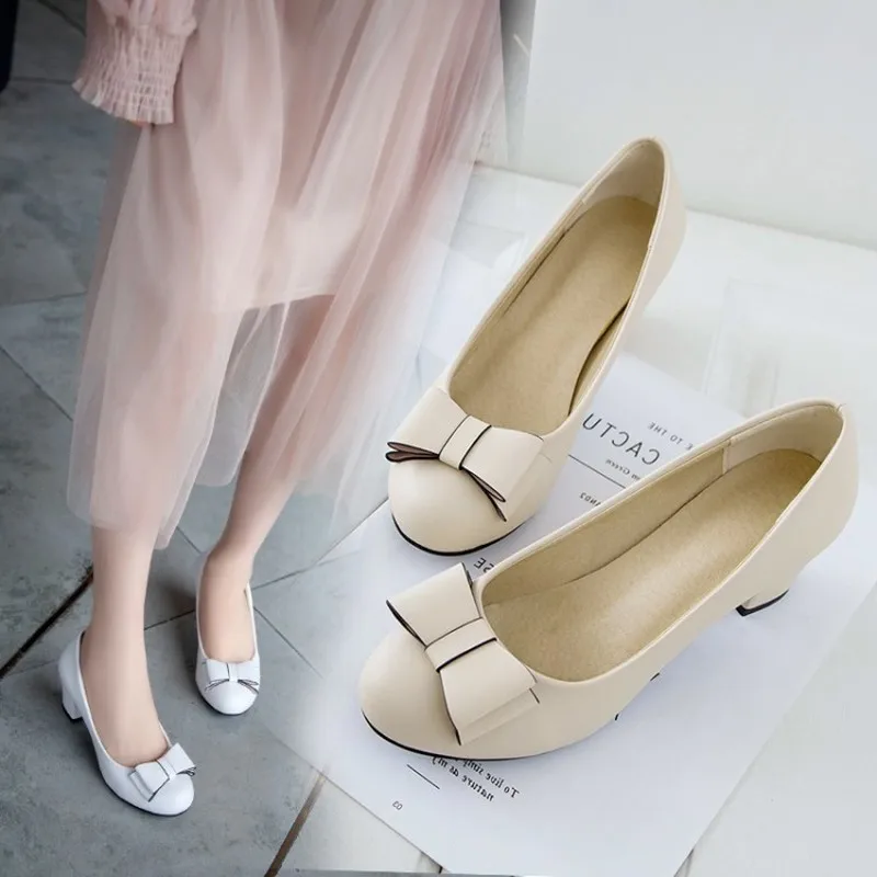 Женская обувь из лакированной кожи цвет розовый белый повседневные лоферы