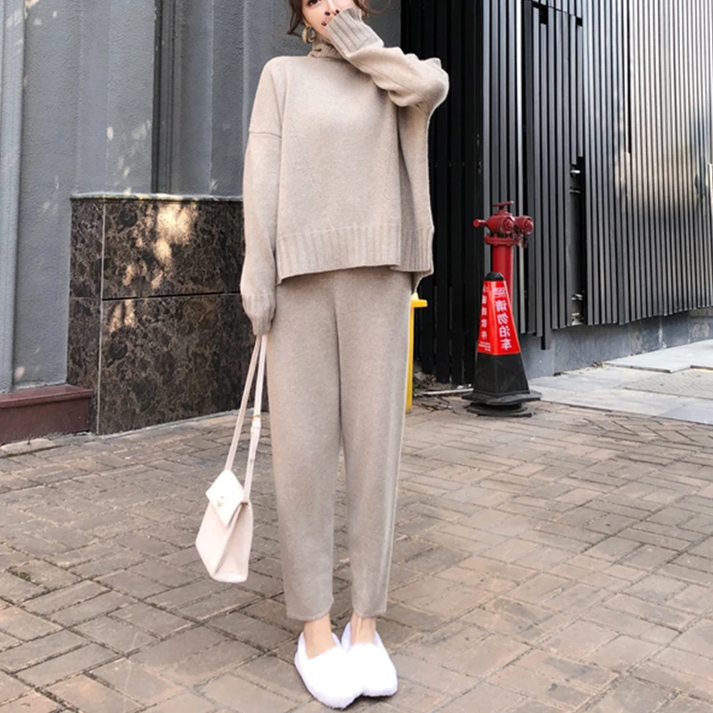 Женский трикотажный комплект из двух предметов свитер с высоким воротником